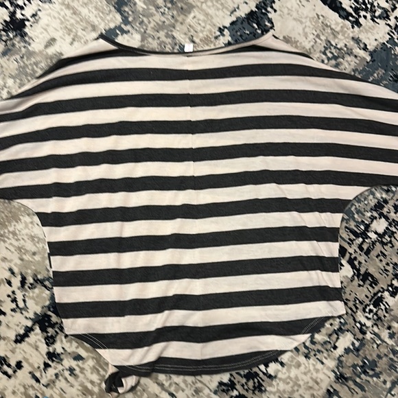 Xhilaration Women’s Striped Short Sleeve Tie Front Knit Top size medium - Picture 6 of 8